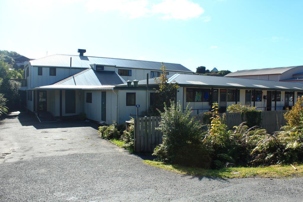 Stewart Island Backpackers Hostel Half-moon Bay Exterior photo
