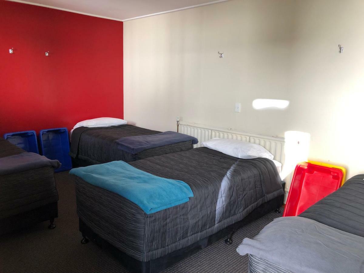 Stewart Island Backpackers Hostel Half-moon Bay Exterior photo
