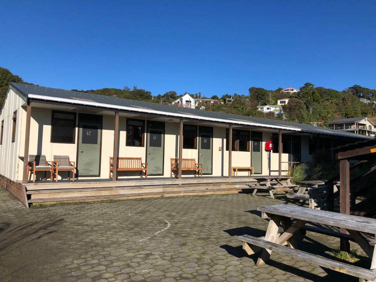 Stewart Island Backpackers Hostel Half-moon Bay Exterior photo