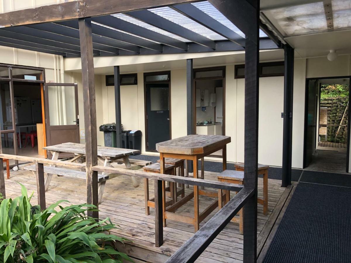 Stewart Island Backpackers Hostel Half-moon Bay Exterior photo