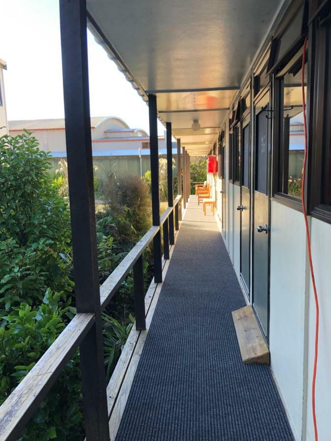 Stewart Island Backpackers Hostel Half-moon Bay Exterior photo