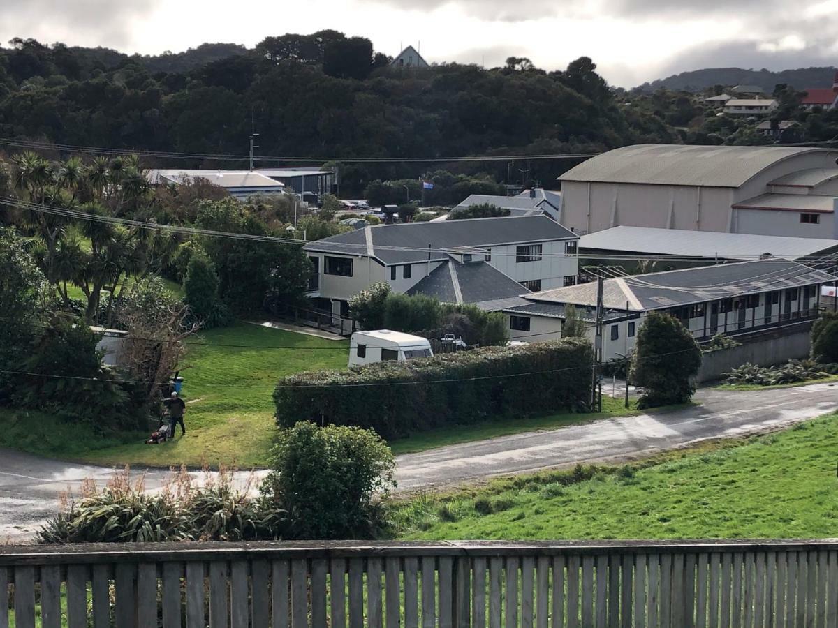 Stewart Island Backpackers Hostel Half-moon Bay Exterior photo