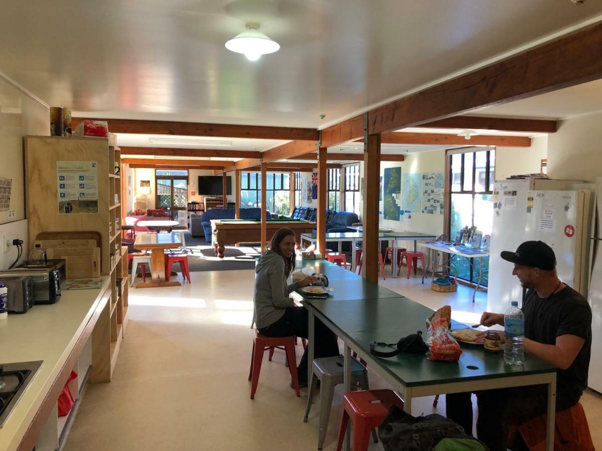 Stewart Island Backpackers Hostel Half-moon Bay Exterior photo
